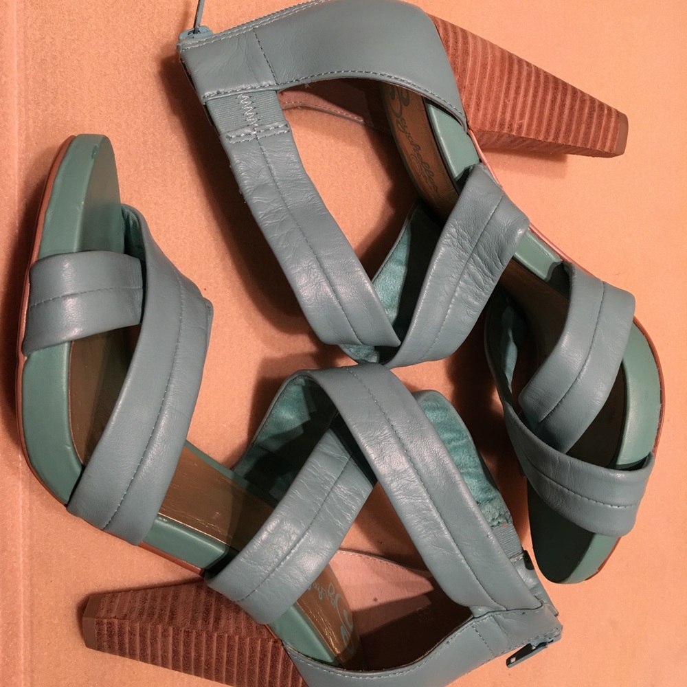 🏝2/$20 Seychelles Turquoise Strappy Heels